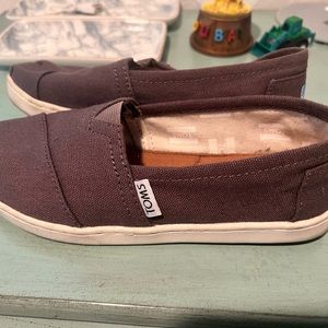 Kids Tom size 13.5.  Worn only twice.
